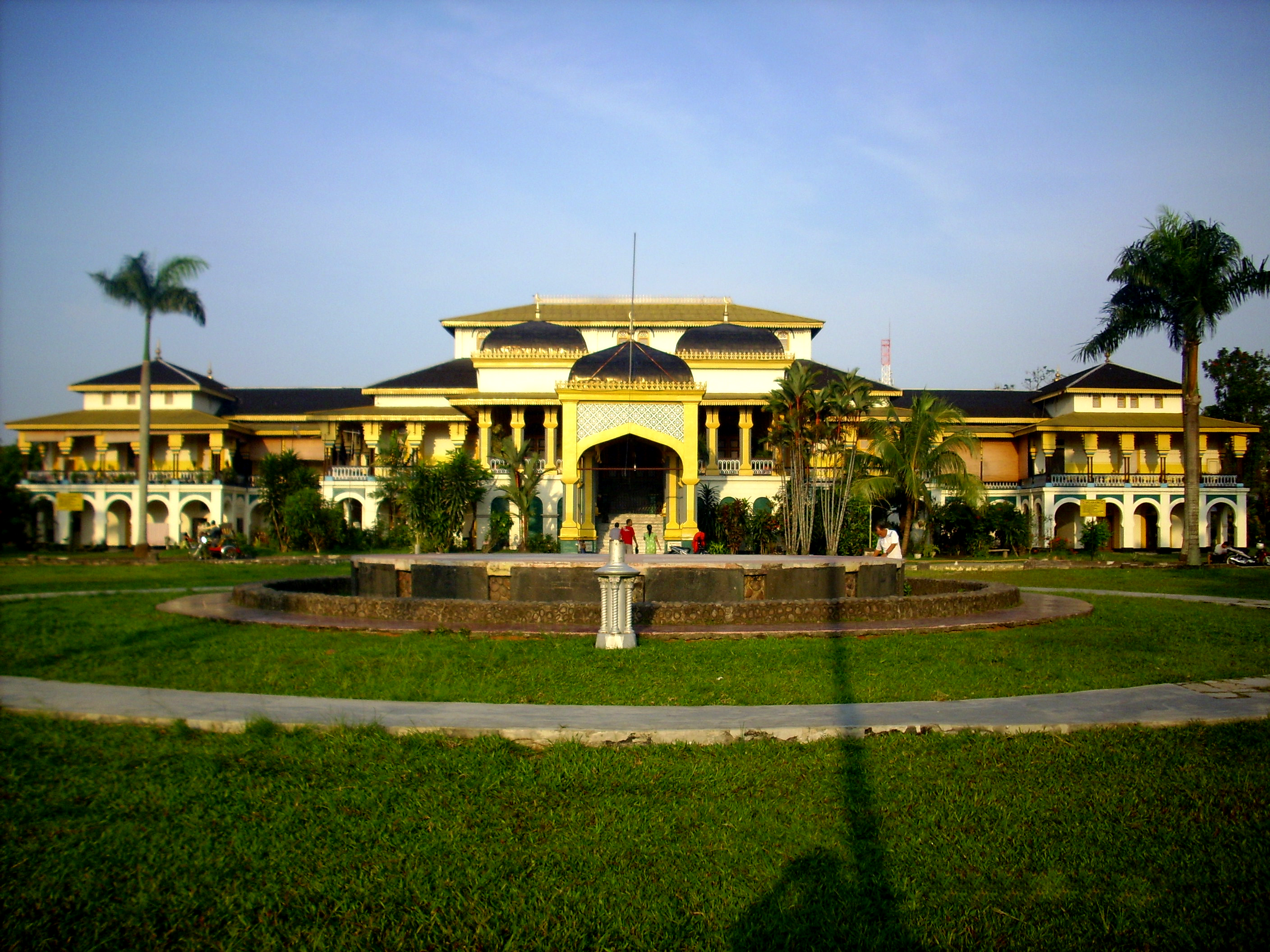 Megahnya Istana Maimun, Kesultanan Deli Medan